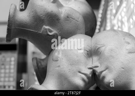 Teste di manichino in polistirolo presso impianti ad alta tecnologia Foto Stock