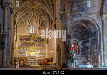 LEON, SPAGNA - 8 MARZO 2014: Interno dell'antica basilica romanica di San Isidro a Leon, Castiglia e Leon, Spagna Foto Stock