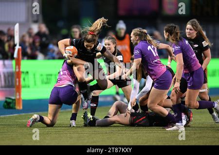 Sydney Gregson of Saracens Women con il pallone durante il Women Allianz Premier 15s match tra Saracens Women e Loughborough Lightining allo Stonex Stadium di Londra, il 18 novembre 2023. Foto di Phil Hutchinson. Solo per uso editoriale, licenza necessaria per uso commerciale. Nessun utilizzo in scommesse, giochi o pubblicazioni di un singolo club/campionato/giocatore. Credito: UK Sports Pics Ltd/Alamy Live News Foto Stock