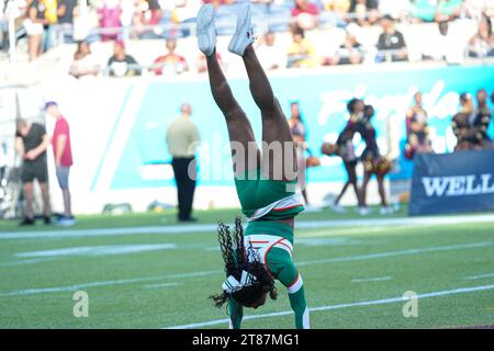 Orlando, Florida, USA, 18 novembre 2023, le cheerleader della Florida A&M si esibiscono durante i Florida Classics al Camping World Stadium. (Foto Credit: Marty Jean-Louis/Alamy Live News Foto Stock