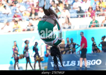 Orlando, Florida, USA, 18 novembre 2023, le cheerleader della Florida A&M si esibiscono durante i Florida Classics al Camping World Stadium. (Foto Credit: Marty Jean-Louis/Alamy Live News Foto Stock