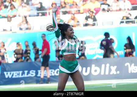 Orlando, Florida, USA, 18 novembre 2023, le cheerleader della Florida A&M si esibiscono durante i Florida Classics al Camping World Stadium. (Foto Credit: Marty Jean-Louis/Alamy Live News Foto Stock