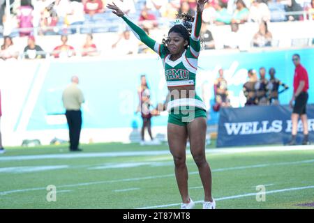 Orlando, Florida, USA, 18 novembre 2023, le cheerleader della Florida A&M si esibiscono durante i Florida Classics al Camping World Stadium. (Foto Credit: Marty Jean-Louis/Alamy Live News Foto Stock