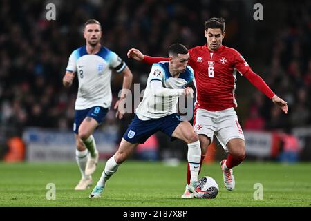 LONDRA, INGHILTERRA - 17 novembre: L'inglese Phil Foden e Matthew Guillaumier di Malta durante la partita di qualificazione europea A UEFA EURO 2024 tra Engla Foto Stock