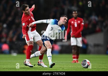 LONDRA, INGHILTERRA - 17 novembre: L'inglese Phil Foden e Matthew Guillaumier di Malta durante la partita di qualificazione europea A UEFA EURO 2024 tra Engla Foto Stock