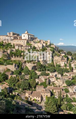 Vista panoramica della piccola città di Gordes in Francia costruita su una collina Foto Stock