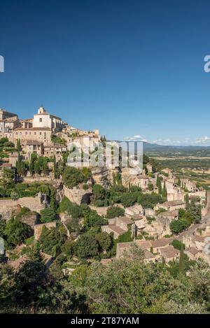 Vista panoramica della piccola città di Gordes in Francia costruita su una collina Foto Stock