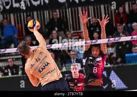 Padova, Italia. 18 novembre 2023. Spike of Donovan Dzavoronok ( Rana Verona ) durante pallavolo Padova vs Rana Verona, partita di pallavolo maschile di serie A A a Padova, Italia, 18 novembre 2023 crediti: Independent Photo Agency/Alamy Live News Foto Stock