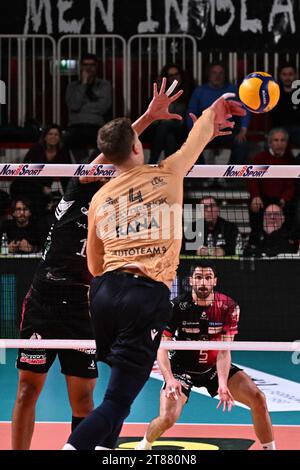 Padova, Italia. 18 novembre 2023. Spike of Donovan Dzavoronok ( Rana Verona ) durante pallavolo Padova vs Rana Verona, partita di pallavolo maschile di serie A A a Padova, Italia, 18 novembre 2023 crediti: Independent Photo Agency/Alamy Live News Foto Stock