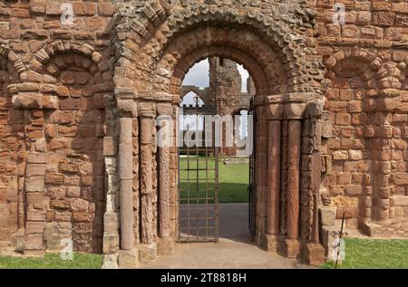 L'ingresso all'Abbazia di Lindisfarne derelict con un cancello di metallo aperto Foto Stock