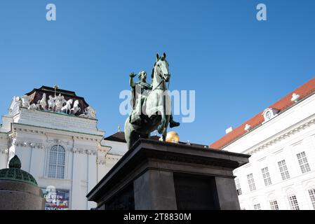 Vienna, Austria. 29 settembre 2023. Figura dell'imperatore del Sacro Romano Impero Giuseppe II della dinastia Hbasburg in un cortile del Palazzo Hofburg Foto Stock