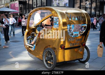 Vienna, Austria. 29 settembre 2023. Risciò per bicicletta dorata "Mozart taxi" a Stephansplatz Foto Stock