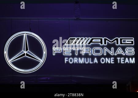17 novembre 2023; Las Vegas, Nevada, USA. F1 Grand Prix of USA, Las Vegas; qualifica; logo Mercedes all'interno del paddock Foto Stock