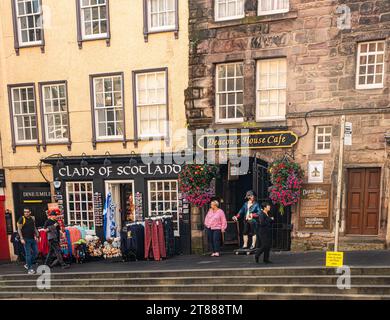 EDIMBURGO, SCOZIA - 7 settembre 2023: Il Royal Mile si snoda tra due località di Edimburgo, il Castello di Edimburgo, l'Holyrood Palace e il cont Foto Stock