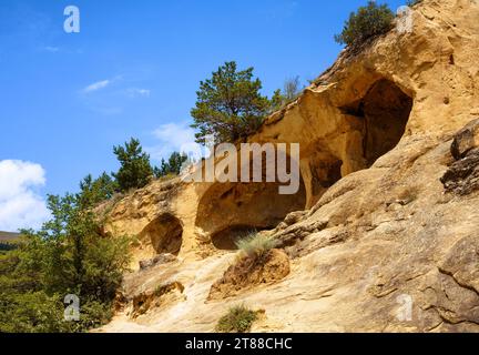 Anello di montagna vicino a Kislovodsk, attrazione turistica a Stavropol Krai, Russia. Paesaggio di roccia sabbiosa in estate, scenario di grotte in parete di pietra e cielo Foto Stock