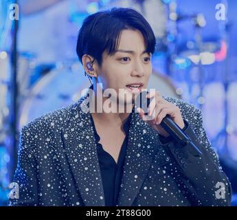 NEW YORK, NY, USA - 8 NOVEMBRE 2023: Jung Kook si esibisce nella serie di concerti "Today" della NBC al Rockefeller Plaza. Foto Stock