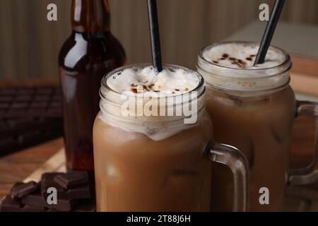 Delizioso caffè freddo con sciroppo al cioccolato, primo piano Foto Stock