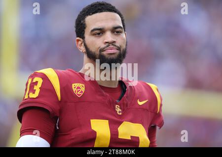 Los Angeles, California, USA. 18 novembre 2023. Il quarterback della California meridionale CALEB WILLIAMS (13) si riscalda tra le giocate durante il primo tempo di una partita di football NCAA tra Southern California e UCLA al Los Angeles Memorial Coliseum di Los Angeles, California. (Immagine di credito: © Brenton TSE/ZUMA Press Wire) SOLO USO EDITORIALE! Non per USO commerciale! Foto Stock