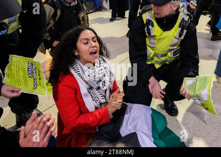 Londra, Regno Unito. 1 settembre 2023. Gli attivisti pro-Palestina e Just Stop Oil tengono una protesta sit-in alla stazione di Waterloo di Londra, chiedendo un cessate il fuoco a Gaza. Un ordine di polizia che proibiva le proteste in tutte le stazioni principali di Londra era in vigore per oggi. Credito: Fotografia dell'undicesima ora/Alamy Live News Foto Stock