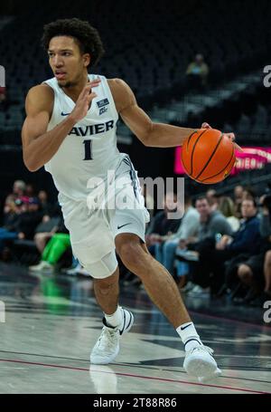 17 novembre 2023 Las Vegas, NV U.S.A. la guardia Xavier Desmond Claude (1) va al basket durante il Main Event NCAA Men's Basketball Continental Tire tra Xavier Musketeers e i Washington Huskies. Washington batte Xavier 74-71 alla T Mobile Arena di Las Vegas, Nevada. Thurman James/CSM Foto Stock