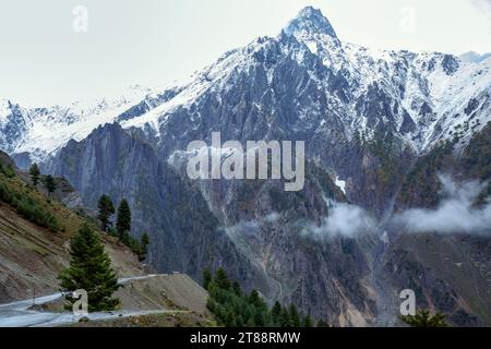 Ora cima alla montagna nella stazione collinare di Sonamarg nel Jammu Kashmir in india. Foto Stock