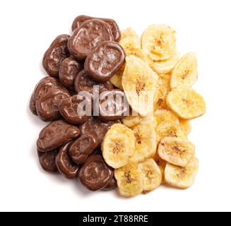 Patatine fritte a banana ricoperte di cioccolato dolce e patatine fritte originali isolate su uno sfondo bianco Foto Stock
