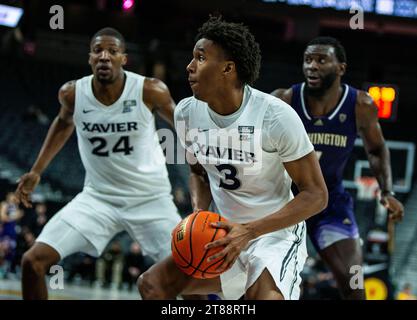 17 novembre 2023 Las Vegas, NV U.S.A. Xavier Guard Dailyn Swain (3) durante l'NCAA Men's Basketball Continental Tire Main Event Game 2 tra Xavier Musketeers e i Washington Huskies. Washington batte Xavier 74-71 alla T Mobile Arena di Las Vegas, Nevada. Thurman James/CSM Foto Stock