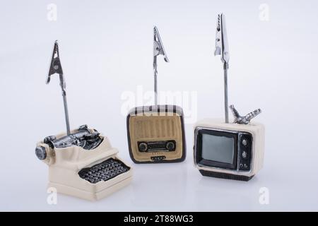 Retrò syled piccola televisione, radio e modello macchina da scrivere su sfondo bianco Foto Stock