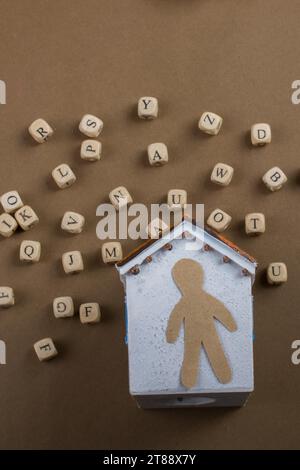 Letter cubes in legno e figurine uomo e casa modello Foto Stock