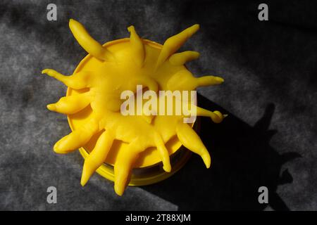 Il sole giallo fatto dalla plasticina Foto Stock