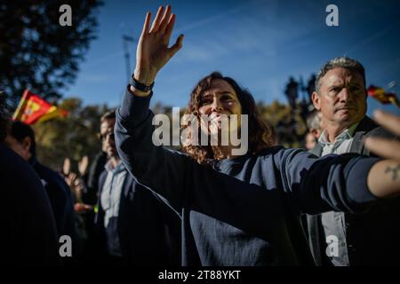 Madrid, Spagna. 18 novembre 2023. Isabel Diaz Ayuso, presidente della Comunità di Madrid, saluta i suoi sostenitori durante una manifestazione convocata dalle organizzazioni civiche spagnole che si oppone all'amnistia per gli indipendenti catalani presentata dal PSOE per garantire l'inaugurazione di Pedro Sánchez come presidente del governo spagnolo. Questa manifestazione ha il suo motto "non in mio nome: Né Amnesty, né Self-determination””, e si è svolta nella Plaza de Cibeles, nel centro di Madrid. Credito: SOPA Images Limited/Alamy Live News Foto Stock