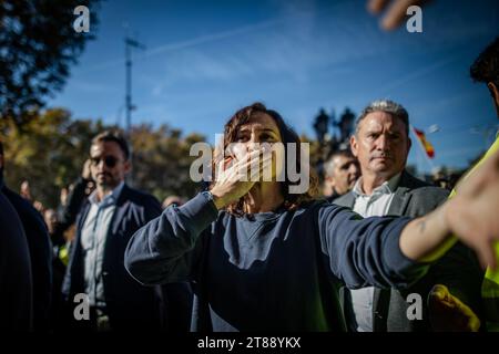 Madrid, Spagna. 18 novembre 2023. Isabel Diaz Ayuso, presidente della Comunità di Madrid, saluta i suoi sostenitori durante una manifestazione convocata dalle organizzazioni civiche spagnole che si oppone all'amnistia per gli indipendenti catalani presentata dal PSOE per garantire l'inaugurazione di Pedro Sánchez come presidente del governo spagnolo. Questa manifestazione ha il suo motto "non in mio nome: Né Amnesty, né Self-determination””, e si è svolta nella Plaza de Cibeles, nel centro di Madrid. Credito: SOPA Images Limited/Alamy Live News Foto Stock