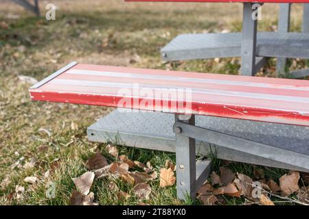 Un primo piano di sbiancanti in metallo rosso e bianco su un campo di atletica. Foto Stock