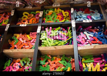 Alfabeto colorato lettera le icone in magazzino in vista Foto Stock