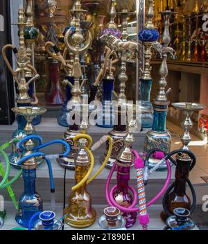 Gruppo di hookahs orientale posti di vari colori su un ripiano Foto Stock