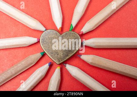 Cuore con matite multicolore affilate Foto Stock