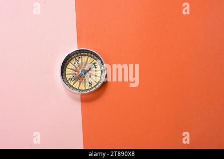 Bussola magnetica strumento come un concetto di viaggio Foto Stock