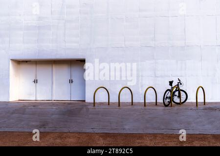 La bicicletário ao lado da saída de emergência de área de um teatro, com uma grande de copy space no Brazil Foto Stock