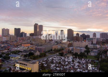 Vista aerea del centro di New Orleans, Louisiana al tramonto di novembre Foto Stock