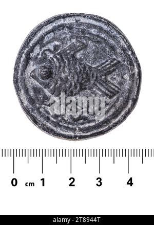 L'antica moneta di zinco del Regno di Funan con l'immagine di un pesce rosso. Isolato su bianco Foto Stock
