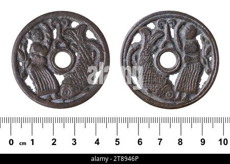 L'antica moneta cinese della dinastia Qing con l'immagine di un uomo e di un pesce (carpa). Isolato su bianco Foto Stock