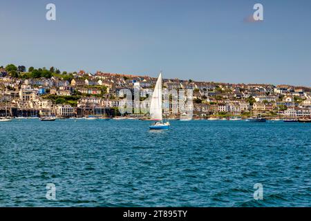 24 maggio 2023: Falmouth, Cornovaglia, Regno Unito - più case affacciate sull'acqua a Falmouth, Cornovaglia, Regno Unito. Barca a vela sull'acqua. Foto Stock