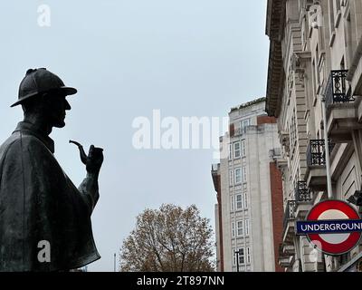 Londra, Regno Unito. 16 novembre 2023. Una statua di Sherlock Holmes (a dpa: "Il britannico più famoso che non ha mai vissuto: Sherlock Holmes 130 anni 'morto') credito: Benedikt von Imhoff/dpa/Alamy Live News Foto Stock