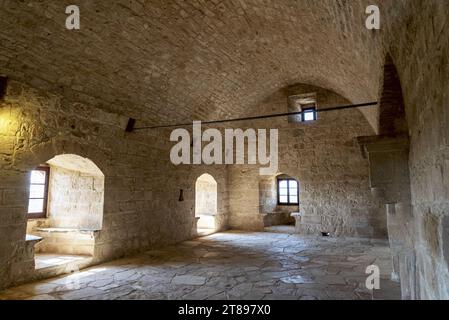 L'interno del castello medievale di Kolossi con finestre ad arco e un camino (Cipro). Foto Stock