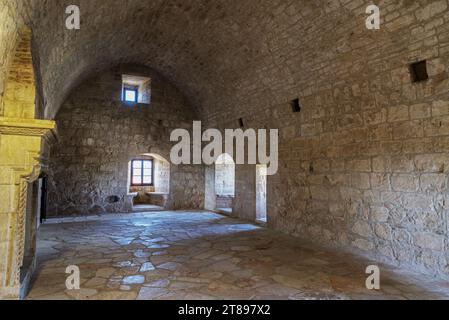 L'interno del castello medievale di Kolossi con finestre ad arco e un camino (Cipro). Foto Stock