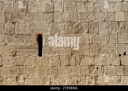 Frammento del muro del castello medievale di Kolossi con stretto abbraccio (Cipro). Foto Stock