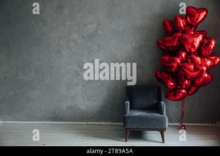 Palloncini rossi a forma di cuore con sedia San Valentino Foto Stock