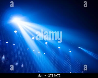 luci di profondità o fasci di luce sul palco, concerto, che brillano direttamente da sinistra a destra. per sfondo o sfondo Foto Stock