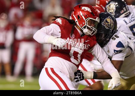 18 novembre 2023: Il defensive lineman dell'Arkansas Nico Davillier n. 0 tenta di aggirare l'offensive lineman dei Panthers JaDarious Lee n. 56. Arkansas ha sconfitto Florida International 44-20 a Fayetteville, Arkansas. Richey Miller/CSM(immagine di credito: © Richey Miller/Cal Sport Media) Foto Stock