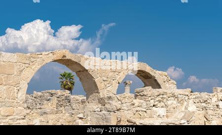 Le rovine di un antico acquedotto nell'antica città greca di Kourion. (Cipro) Foto Stock